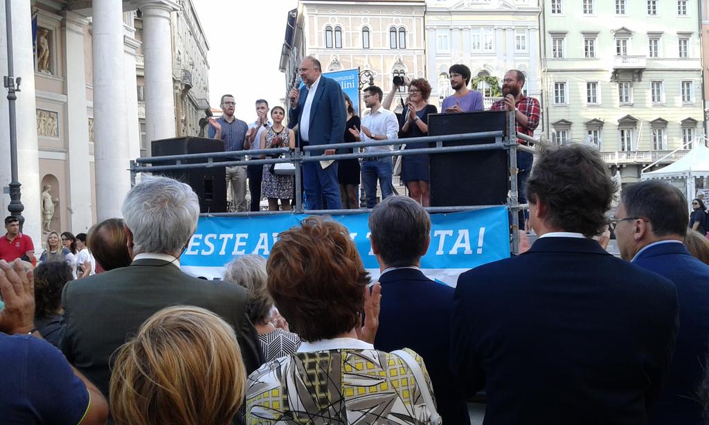 Ivnomdeplume's tweet photo. #Cosolini in piazza della Borsa. https://t.co/WJObdyomjX