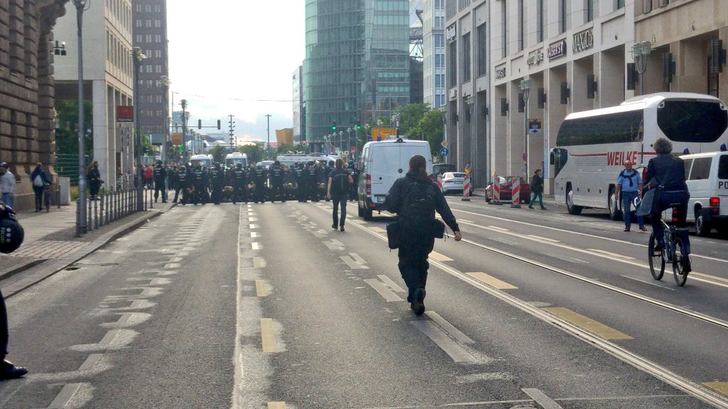 flecks's tweet photo. 1917 #Sitzblockade auf #LeipzigerStr nach #MallOfBerlin vor #LeipzigerPlatz!
#noIB #B1706 #BerlinNazifrei #blockit https://t.co/WNIsHBFxnT