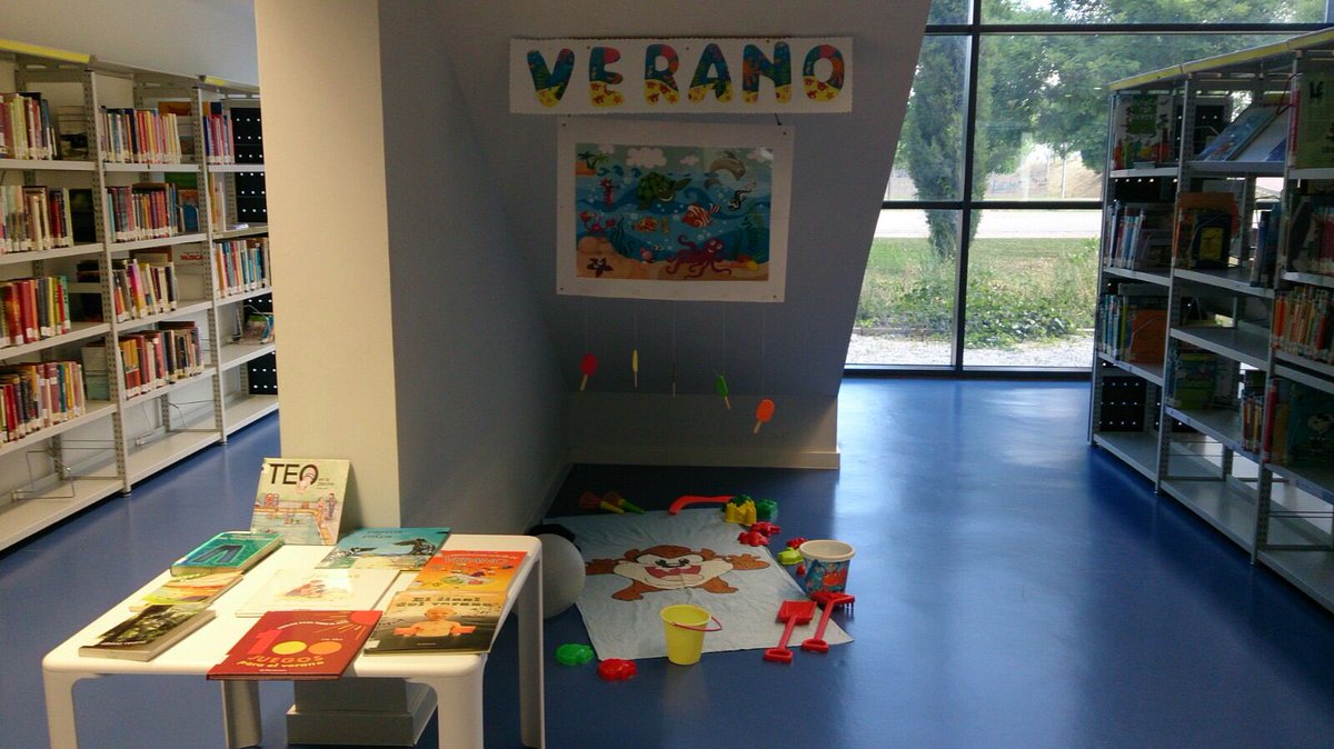 Ya es verano y tenemos nuestro rincón playero en la biblioteca Javier Lapeña de #Pinto