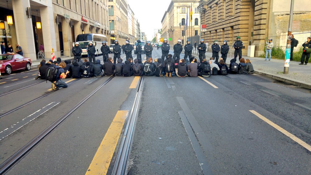 flecks's tweet photo. 1920 Polizei fordert #noIB auf #LeipzigerStr freizumachen - wird ausgebuht
Zw #MallOfBerlin &amp; #LeipzigerPlatz
#B1706 https://t.co/vfXn9jUJzf
