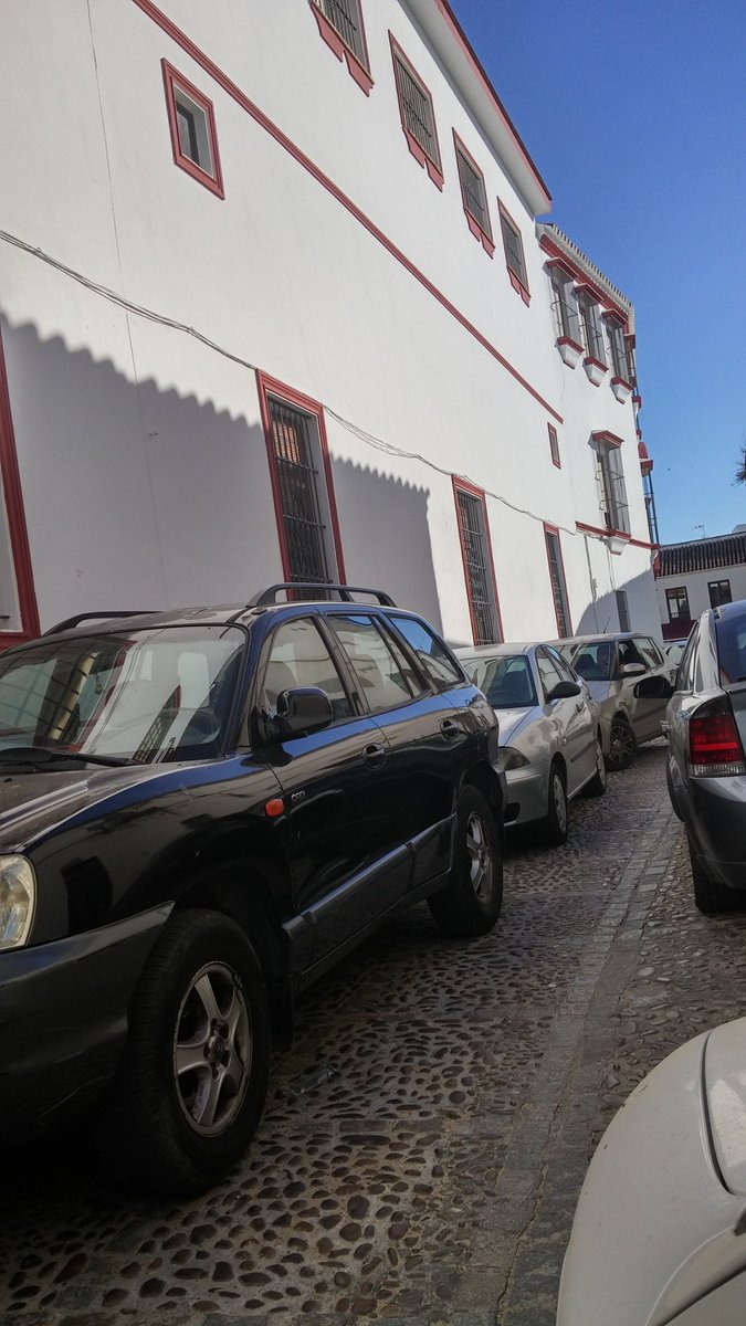 soniaminiyo's tweet photo. @JuanAvilaCARMO  C/Dolores Quintanilla. doble sentido y coches aparcados,casi imposible pasar por allí,de verguenza! https://t.co/6RQT5b0Tk3