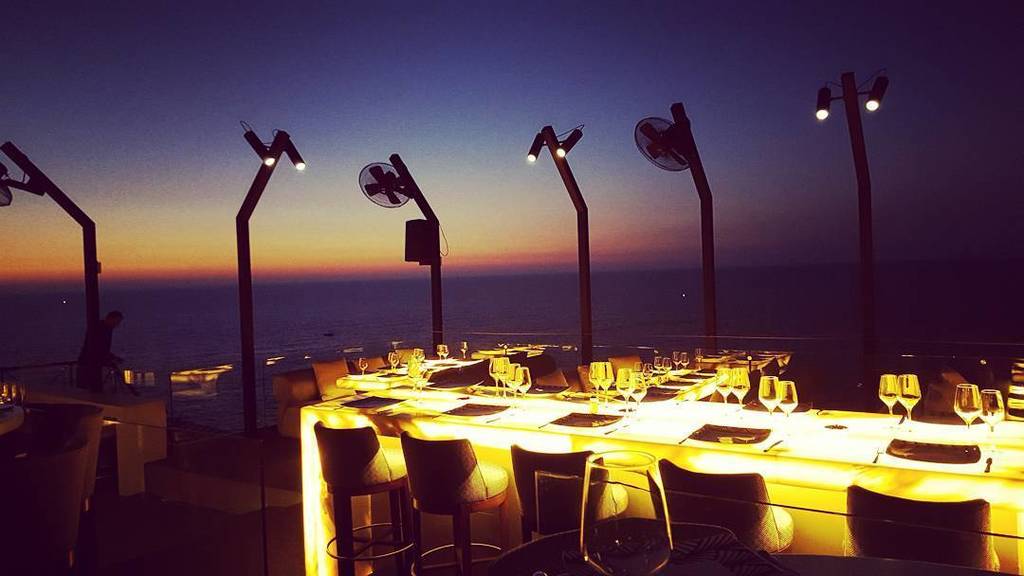 louisemassaux's tweet photo. Dernière nuit sur Beyrouth, le soleil me fait un dernier clin d'oeil sur la mer #KefrayaNi… https://t.co/3ot8xPYtVD https://t.co/3pWtlvljJP