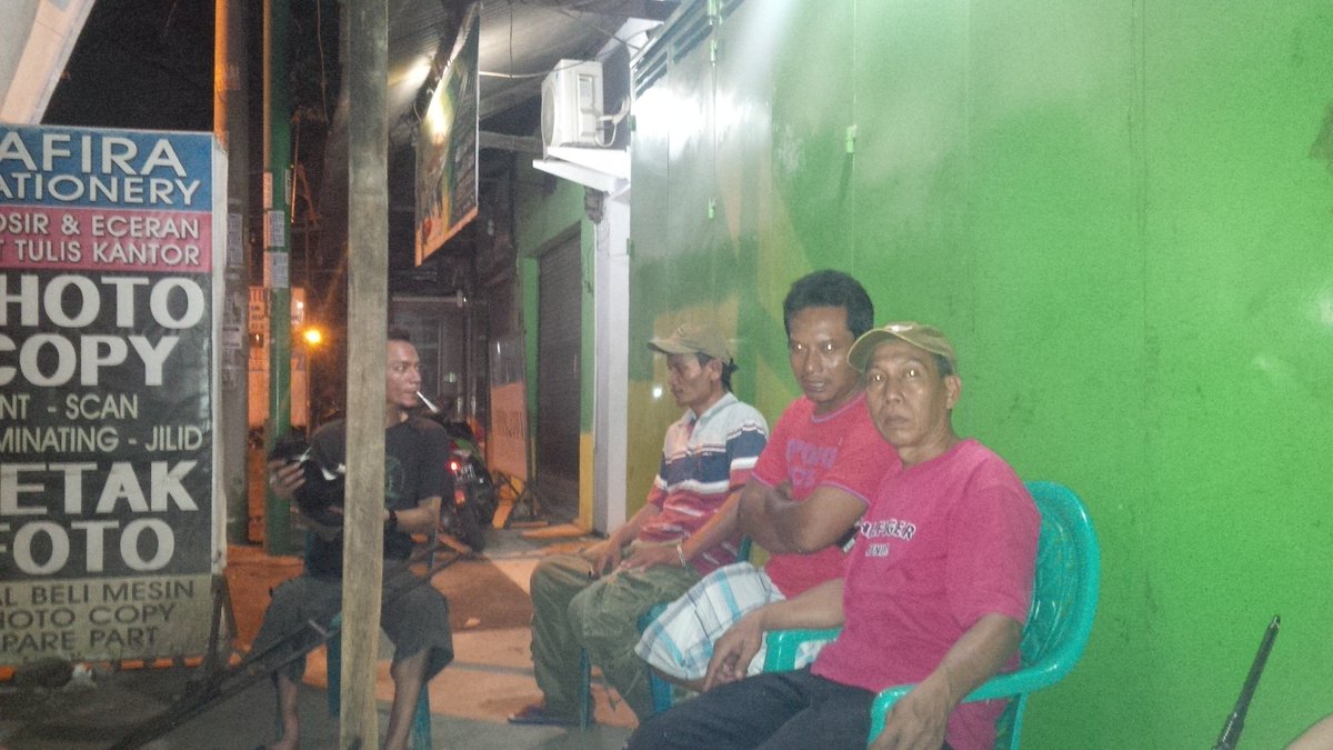 Telukpucung's tweet photo. Kongkow bareng pak RW 29 meski turun hujan ttp semangat, smg kebersamaan ini mbawa kebaikan @pemkotbekasi https://t.co/7gRZjbALhz