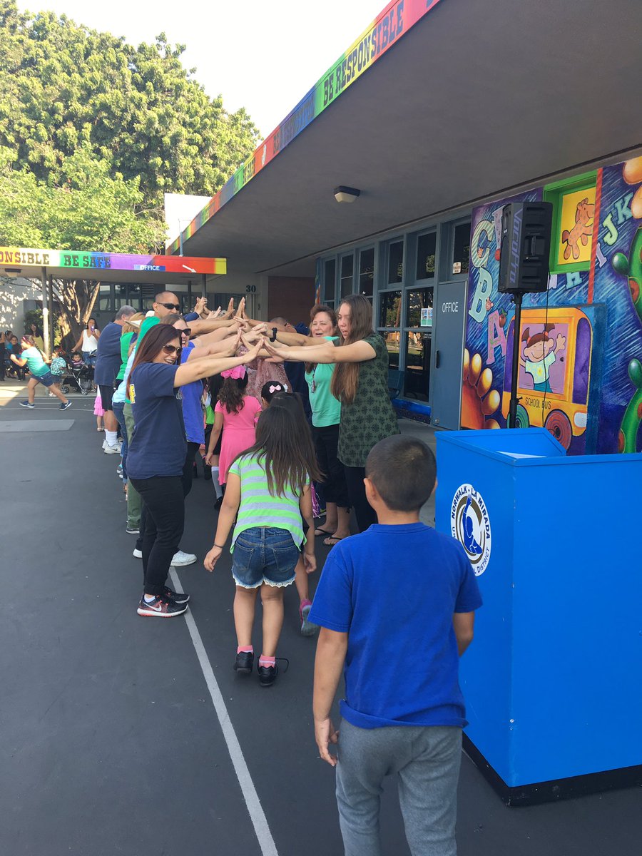 LaPlumaPrin's tweet photo. Celebrating success at our final Go Green Spirit Rally! #gomustangs https://t.co/qJqAM8g8do