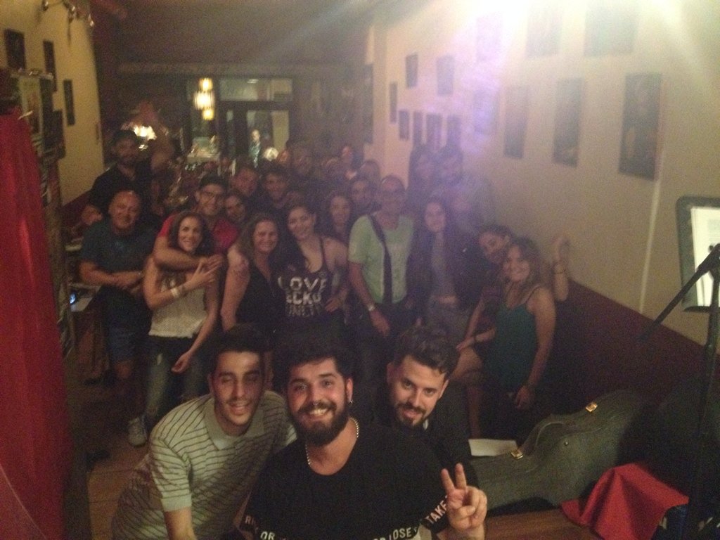 Versiona2_music's tweet photo. #estaNoche celebramos la vida y lo que queráis en @CalvarioBar con los @Versiona2_music ❤️💃
00h | #AfterPay https://t.co/i7UZdPn6Rj
