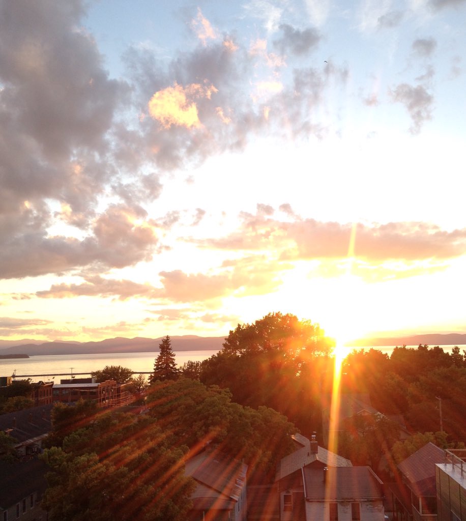 DestinationFood's tweet photo. Burlington, VT condo with lake &amp; Adirondacks sunset views: https://t.co/koITQ3MPtr #nyc #realtors #BTV #VT https://t.co/19pxVXV63l