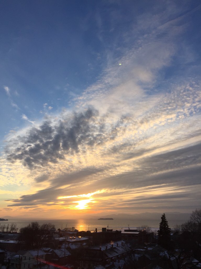 DestinationFood's tweet photo. Burlington, VT condo with lake &amp; Adirondacks sunset views: https://t.co/koITQ3MPtr #nyc #realtors #BTV #VT https://t.co/19pxVXV63l