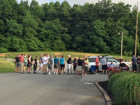 4RosesBourbon's tweet photo. People lined up at our Cox's Creek gift shop at 1 a.m. to score a bottle of Elliott's Select today. Cheers, friends! https://t.co/yuyLW6EC22