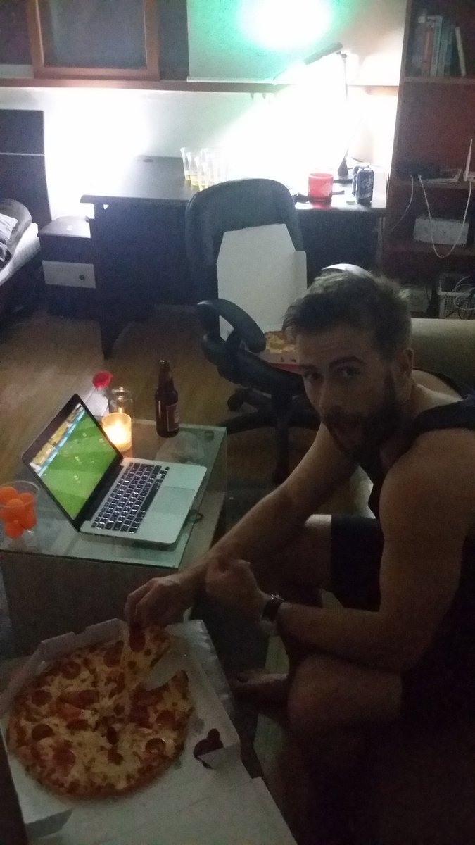 Carnaz0r's tweet image. EuroCup, Pizza, Beer Pong #EuroTrashed #100happydays