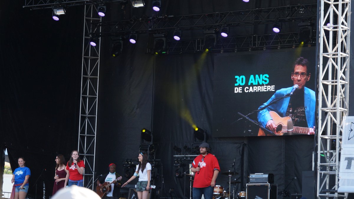 JM_Ouimet's tweet photo. Hier @FestivalFranco, à #CultureEnFête (@ecolecatholique), des élèves rendent hommage à Paul #FFO41 #cecce https://t.co/5dTeYxYr65