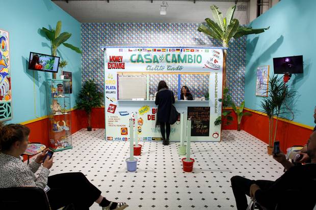 crouzetmarie's tweet photo. Et toi, tu en as pensé quoi de @ArtBasel ? Article de @jth_souriau https://t.co/20hCs2sbM0 via @ArtViatic #artmarket https://t.co/8Iunh06HMf