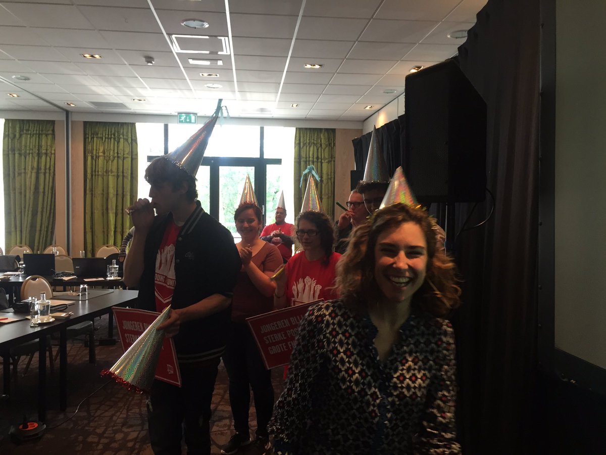 <a href="/FnvJong/">FNV Young & United</a> fuseert met netwerkJong en <a href="/YoungUnitedNL/">FNV Young & United</a> in de #fnv, 1 grote jongerenbeweging, toekomst van vakbeweging!