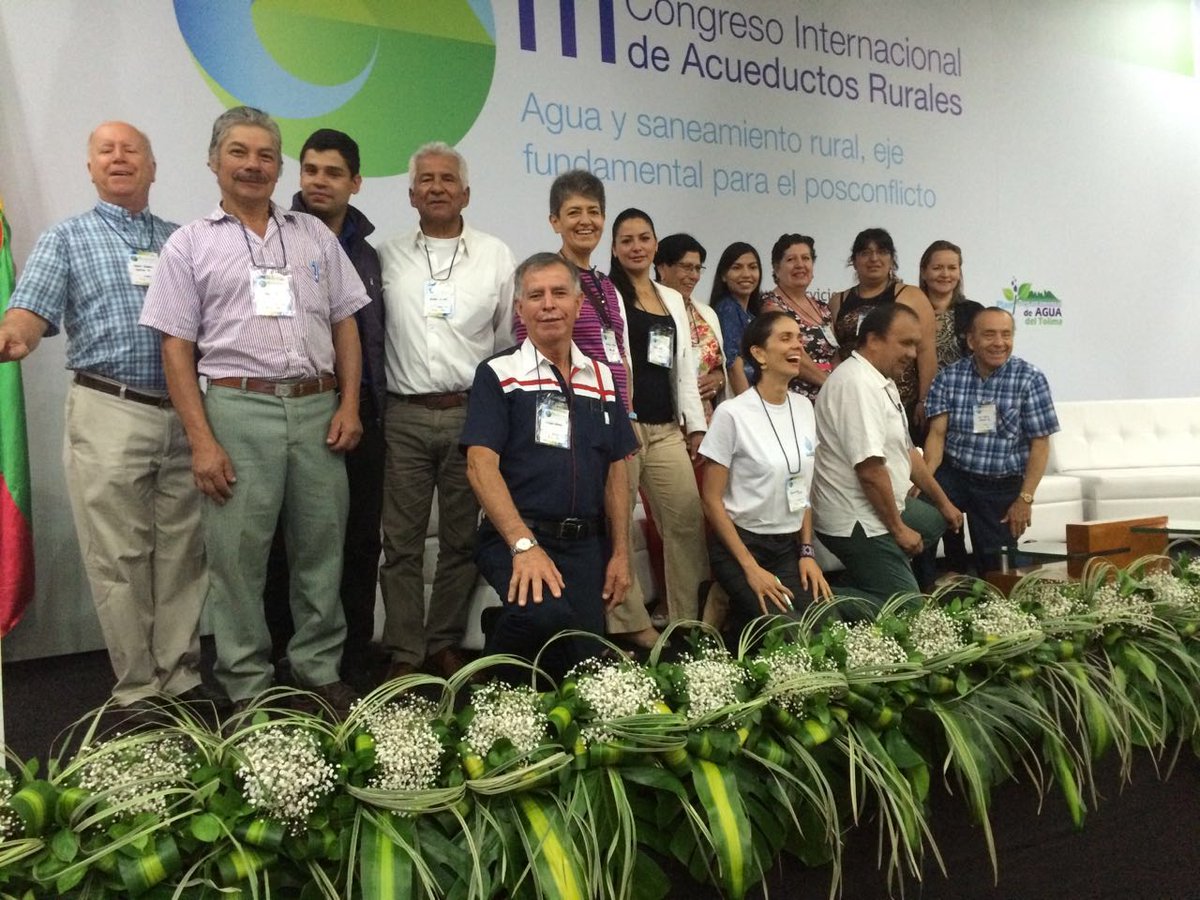 Superservicios's tweet photo. Los integrantes de la Asociación de Acueductos de #Tena #Cundinamarca listos para el segundo día del #CIAR2016 https://t.co/COa1uFkfHb