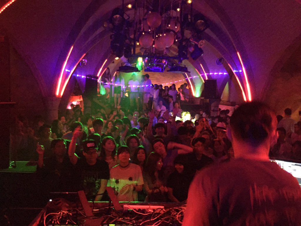 COSMIC_KYOTO's tweet photo. 【COSMIC @WORLD_Kyoto】
ただいま盛り上がっております🙌🎉
@KENTOdj playing now‼️
まもなくCYBERJAPAN DANCERS登場🚀🚀💫
#WeAreAxcell https://t.co/NjfRaJRuGi