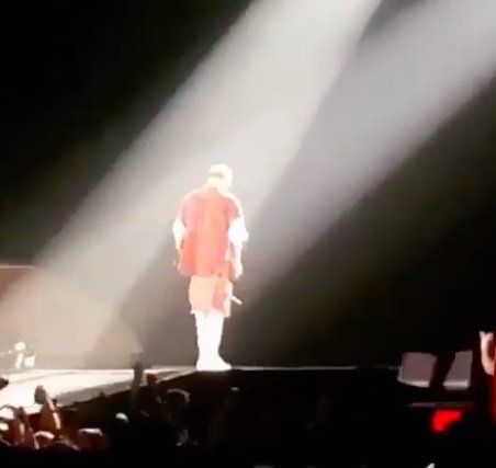 BookingEntCom's tweet image. Justin Bieber took a fall during a #PurposeTour show. Check out the link posted by Z100 bit.ly/1Ug2ZmP