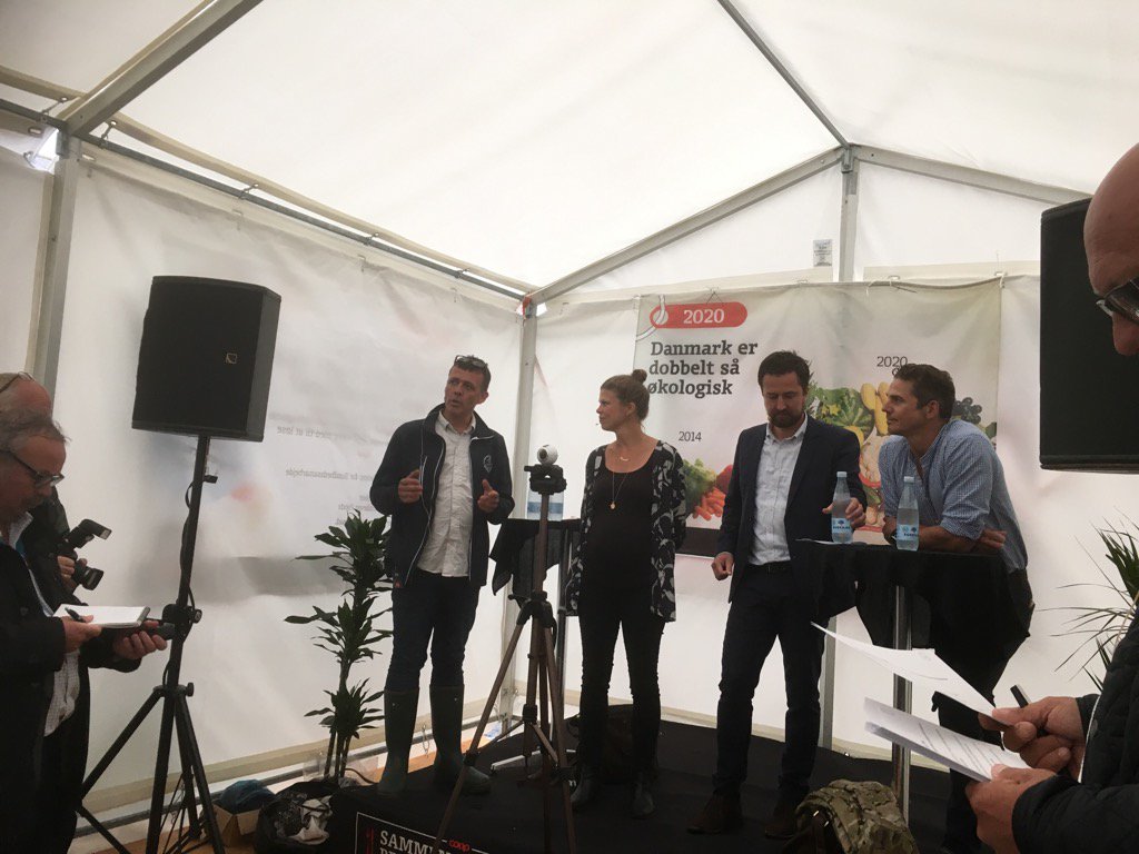 AU_Sundhed's tweet photo. Supermarkeder med sundhed i børnehøjde er fremtiden @C_Obel @AarhusUni #professorigummistøvler #fmdk #coop https://t.co/gh8NSBgrdc