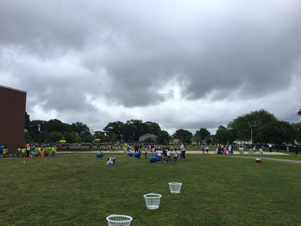 bixby_pam's tweet photo. Field Day 2016!  See the rainbow of colors having fun outside, each grade a different color. Rain stay away! https://t.co/Z7FnjGO2EY