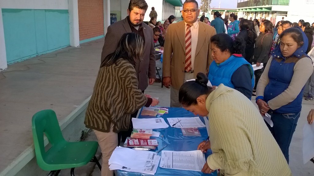 angel_francisco's tweet photo. Contentos en entrega de #ValesEscolares #MejoresEscuelas #TexcocoEste @Isidro_Pastor @JORGEARREDONDOG @cg_cerecedo https://t.co/cqPhslxIBI