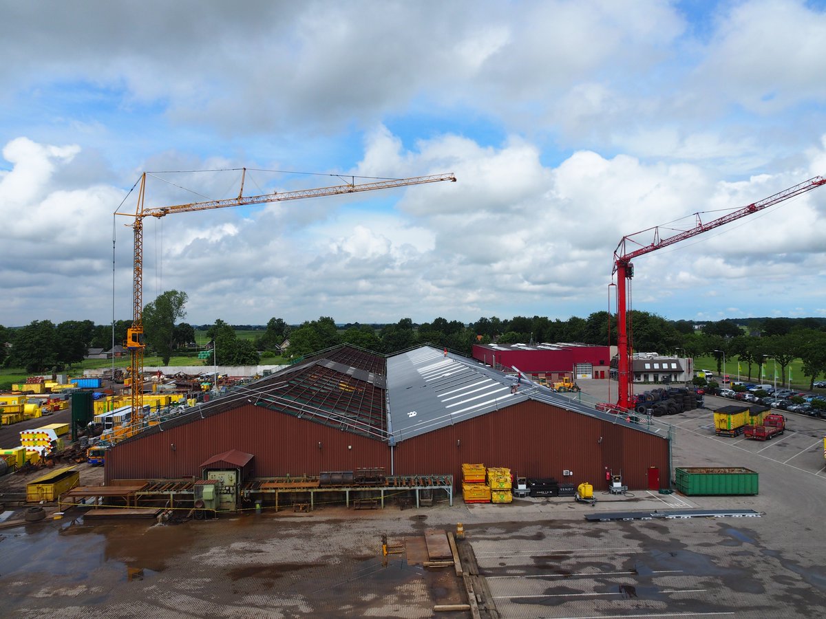 Van_Werven's tweet photo. In één week 9500 m2 nieuwe, asbestvrije daken op onze loodsen aan de Verlengde Looweg. https://t.co/OtceUMdOZF https://t.co/tpr6xb6tMX