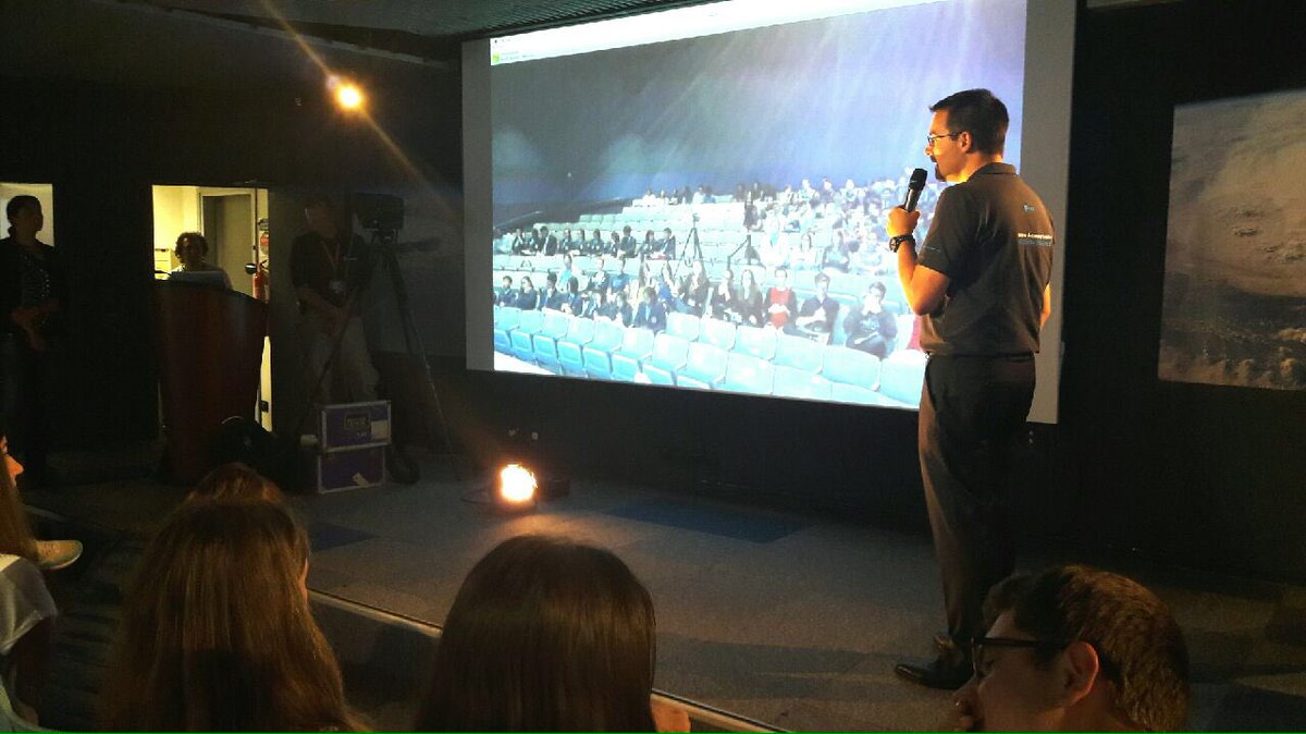 CiteEspace's tweet photo. @Romain_CHARLES de @esa à la Cité + Skype avec @SpaceCenterHou pour rencontrer les lycéens de #MarsTogether. https://t.co/8EQNpC6QMW