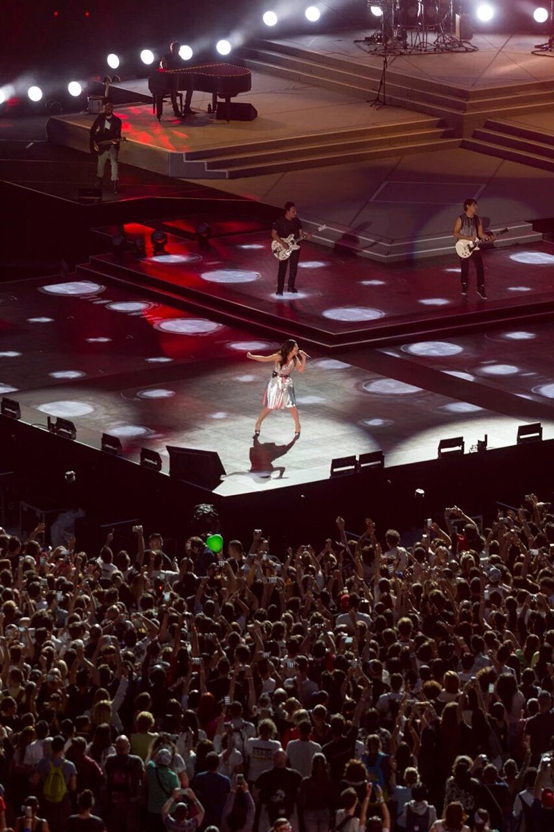 Grande <a href="/LauraPausini/">Laura Pausini</a> en San Siro ;) ;) ;)