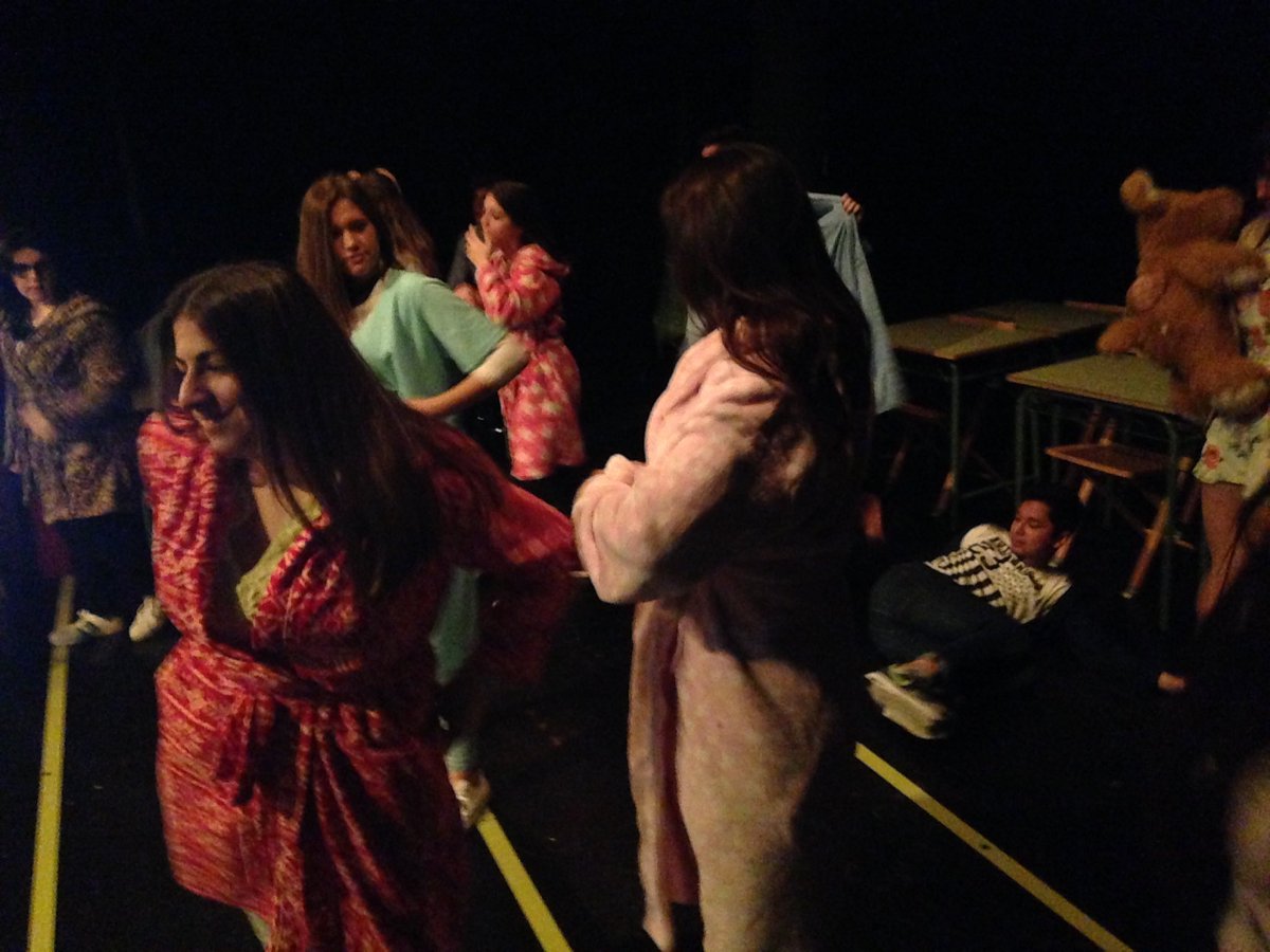 etctera2's tweet photo. #iesmarismas ensayando La oficina @Laimoa https://t.co/dONhLOzes0