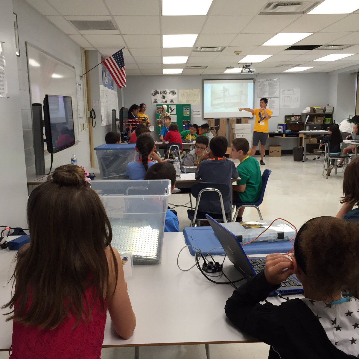 fholthouse's tweet photo. @ELStudentSummit @MsGorzo great to see so many S's spending their summer working with #STEM #makered https://t.co/pMQKmCogFe
