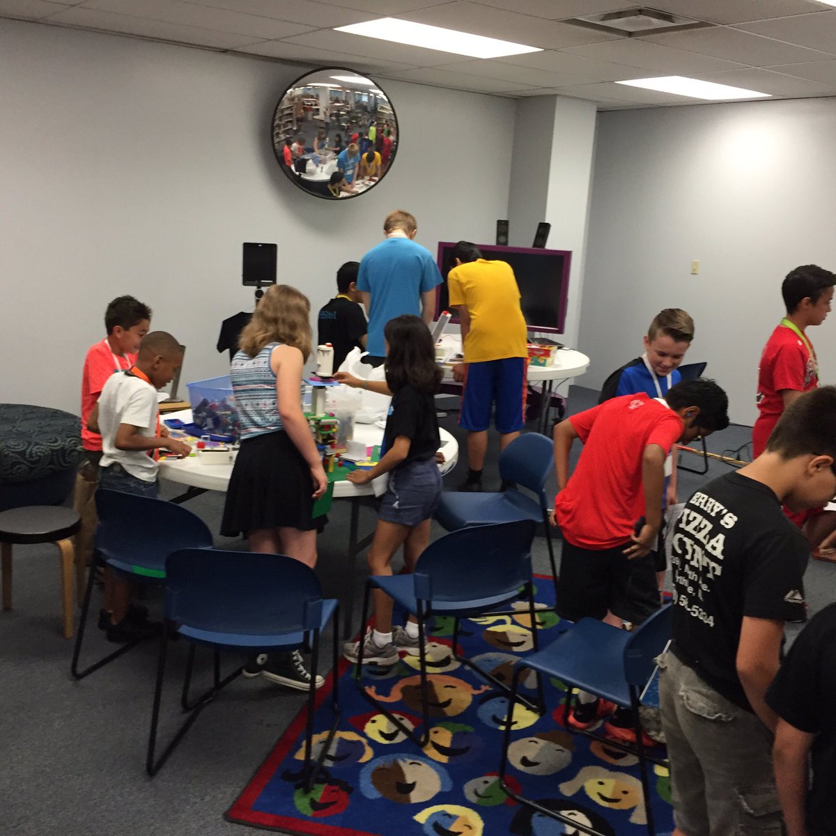 fholthouse's tweet photo. @ELStudentSummit @MsGorzo great to see so many S's spending their summer working with #STEM #makered https://t.co/pMQKmCogFe