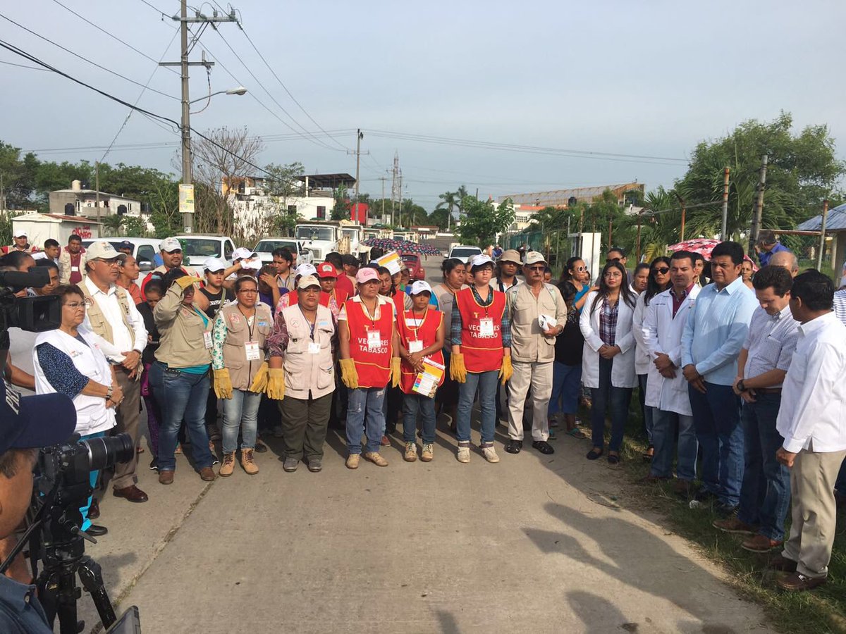 SSalud_Tab's tweet photo. La @SSalud_Tab con el @OficialCentro dan el banderazo de acciones preventivas contra el #Zika en Parrilla II https://t.co/vyjtKtzv7M