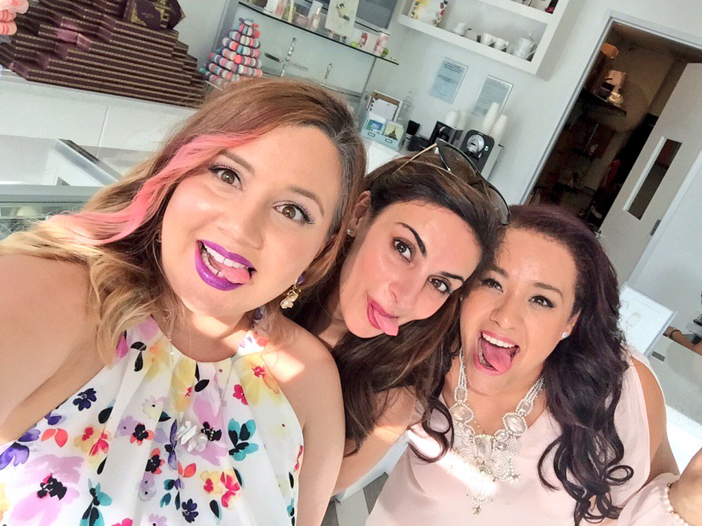 LipstickBrunch's tweet photo. Selfie action with @farahnazar jewelry #trunkshow yesterday! #lipstickandbrunchsoiree #farahnazarjewelry https://t.co/AD9BndbNcd