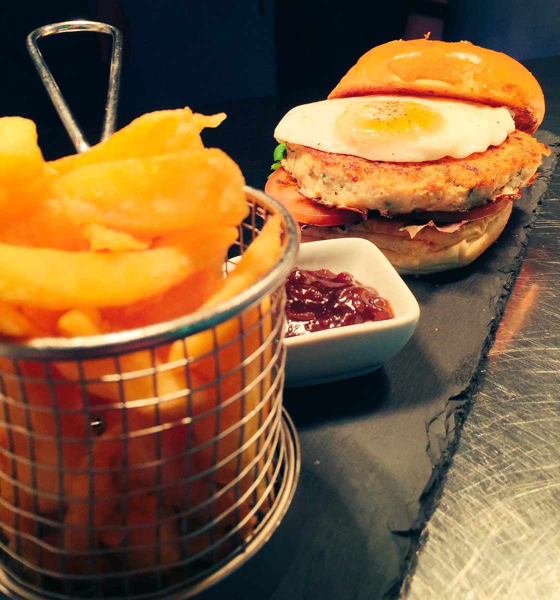 krissgreen92's tweet photo. Smoked haddock burger #crispychips #twicefried #burger #frehdegg #smoked #haddock #lovetailend @TheTailend https://t.co/RZOgKkcnX0