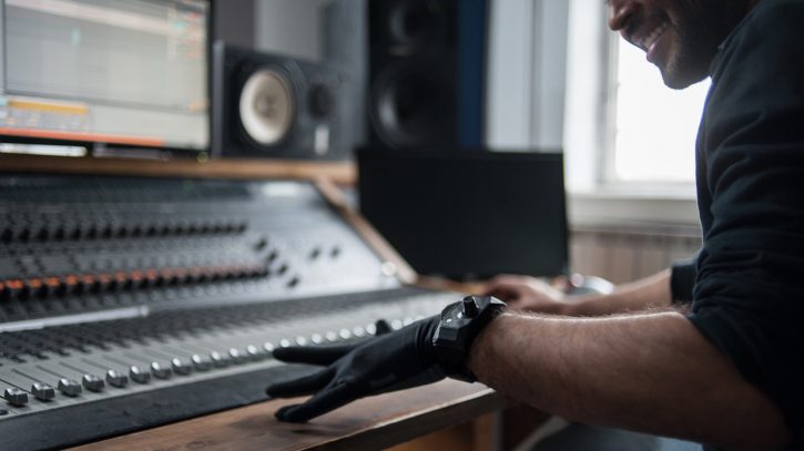 CardifLab's tweet photo. #InnoFriday Des gants musicaux pour jouer de la musique du bout des doigts https://t.co/7CBf3cgqhA https://t.co/DU3XFFWBkg