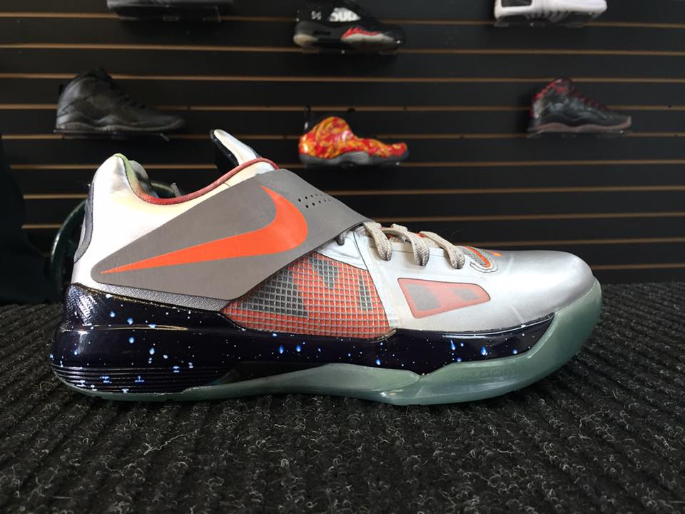 WBYKicks's tweet photo. Nike Kd 4 "Galaxy" 
Size: 9 
Price:$300.00
1200 Hempstead turnpike 
Uniondale NY 11553
https://t.co/hGZKbvtt98 https://t.co/zuh6HUV2QV
