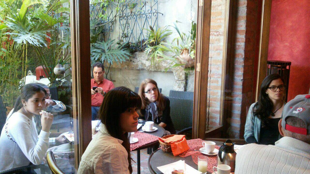 Banesco's tweet photo. .@sdahbar y @RunRunesWeb en el taller de Periodismo patrocinado por @Banesco en el marco de la #Filu2016 Mérida https://t.co/NLsEV0bi8p