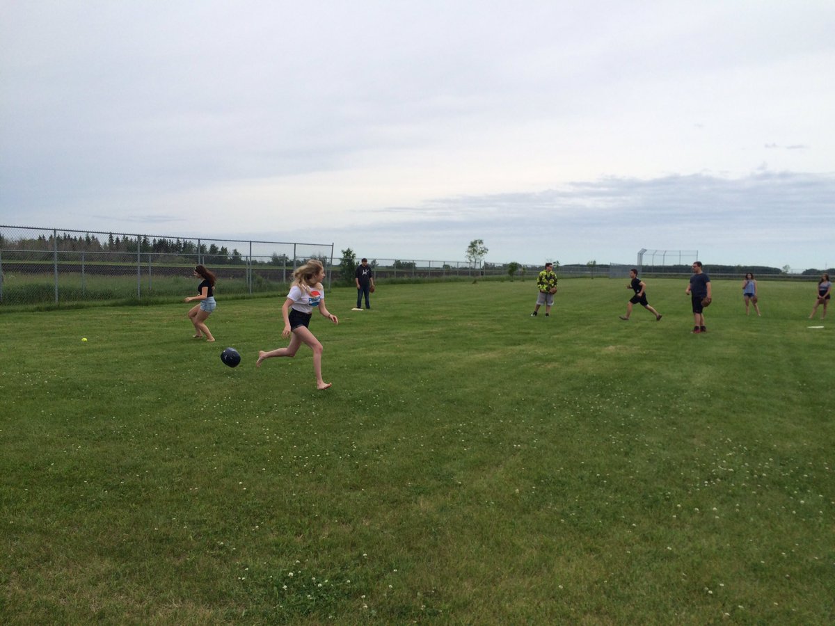 ms_giese's tweet photo. A little end-of-year Baseball game for the grade 8-10s! @RivertonCI @rwbergman https://t.co/Xp6YYbuV0x