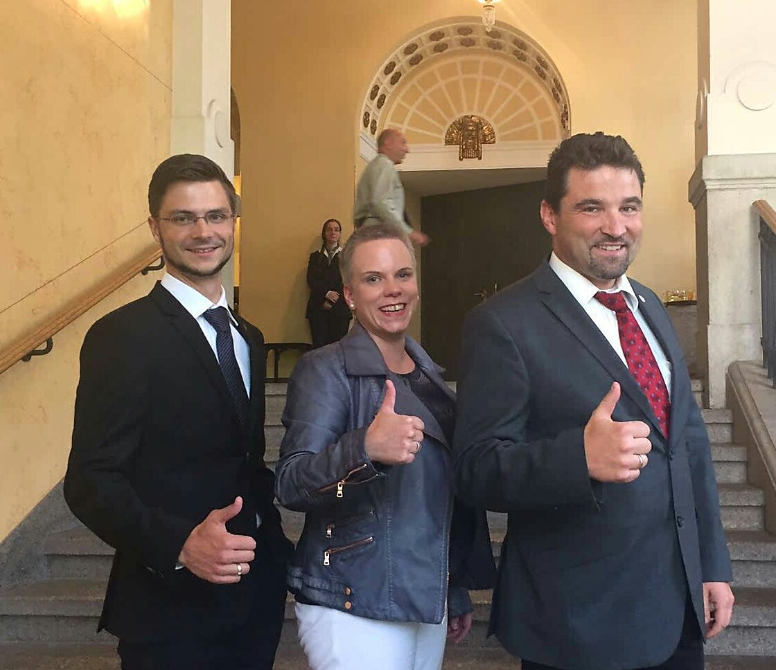 polizeiOBS's tweet photo. Die Social Media Teams von @PolizeiOBS, dem BLKA und @PolizeiMünchen verabschieden sich für heute! #70Jahre #PolBY https://t.co/vGTZvC3o3s