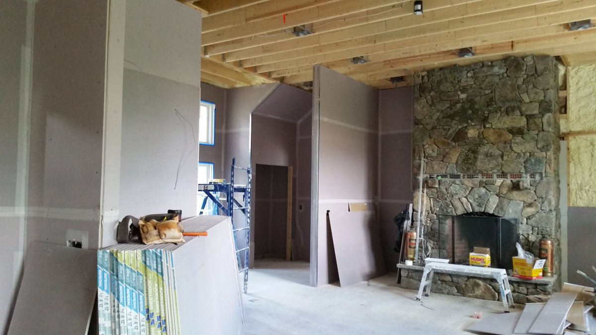 YankeePlasterer's tweet photo. Hanging #gypsum board. #plastering #finishplaster #homeimprovement #construction #troweltrade https://t.co/FHTx6248e9
