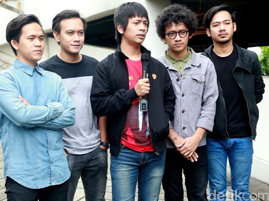 detikcom's tweet photo. d'Masiv Tunggu Kesempatan Rilis Lagu Religi https://t.co/rAQPLD21GO via @detikhot https://t.co/QogeaHz4cd