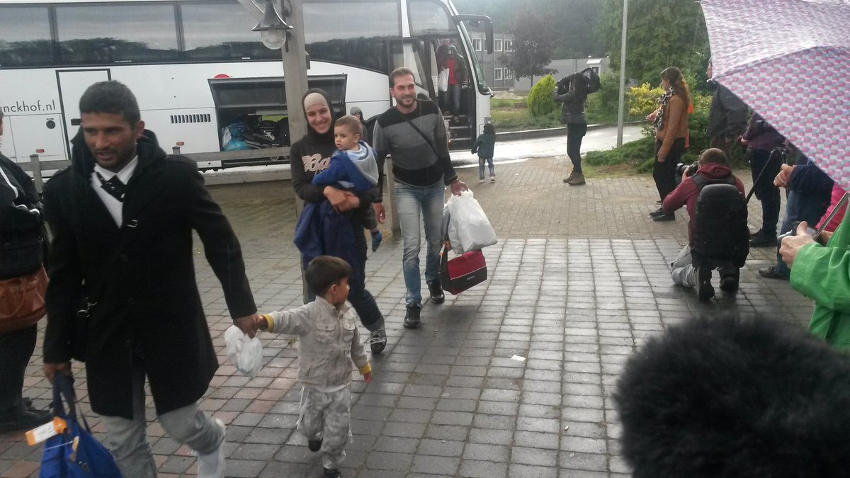 audicavideo's tweet photo. Tegelijk warme en koude ontvangst in #Blitterswijck. Vrijwilligers en opvang warm en hartelijk, regen koud en nat! https://t.co/VFb5HBkdIW