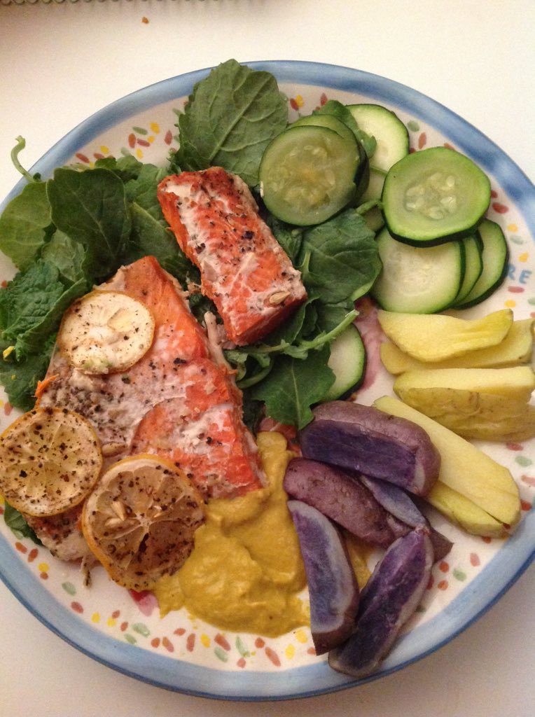 ideabox_yo's tweet photo. #bodybuilding #Meal5 #Salmon #BabyKale #PurplePotatoes #YellowPotatoes #Lemon #Mustard #Zucchini #dinner 🍀🌿🍀🌿🌾🌿🍀🌿🌾 https://t.co/GakQlKDWi2