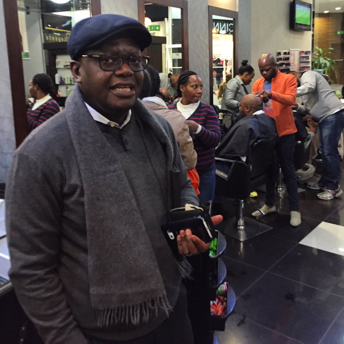 TrevorNcube's tweet image. Looking as handsome , fresh and sharp like a #BondNote *Singing oh Lord it's hard to be humble* 💃🏿💃🏿