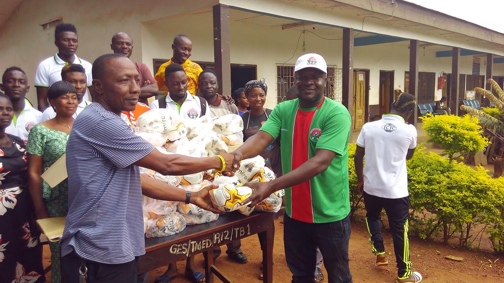 fctechimancity's tweet photo. Techiman City Football Club donates FIFA standard footballs worth  GHC 8200 to 61 Junior High Schools https://t.co/YEh86ShFW0