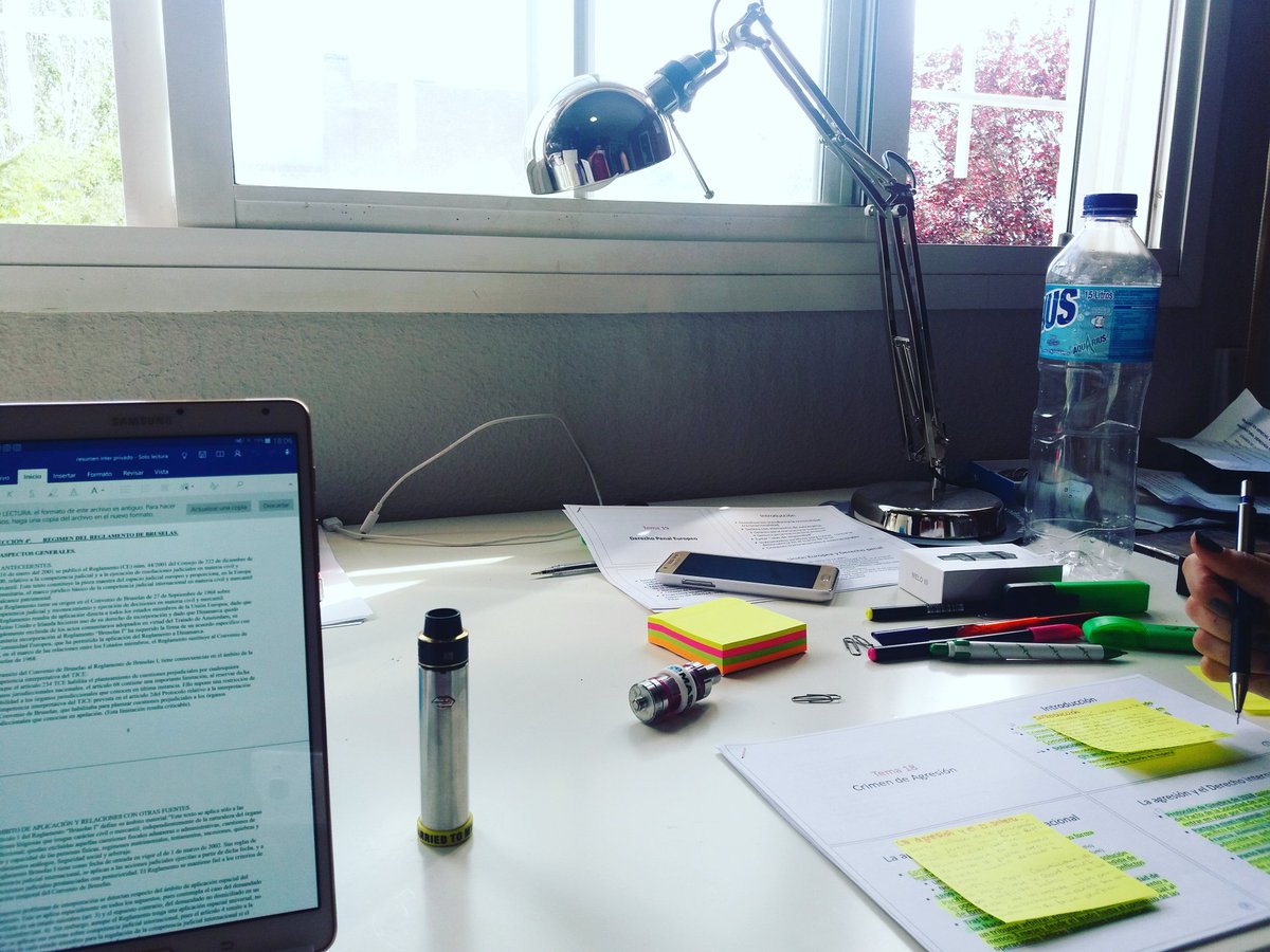 vaporada's tweet photo. ☁Estudio y Vapeo / Study &amp; Vape☁ Ijust2 &amp; Royal Hunter Mini #vapear #vape #vapelife https://t.co/4Jd8zafgAT