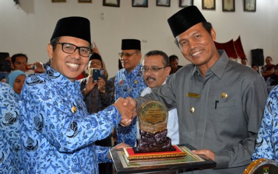 pariamankota.go.id/2016/06/17/kot… #sumbar #wako #penghargaan #ayokepariaman <a href="/irwanprayitno/">Prof. Irwan Prayitno</a>