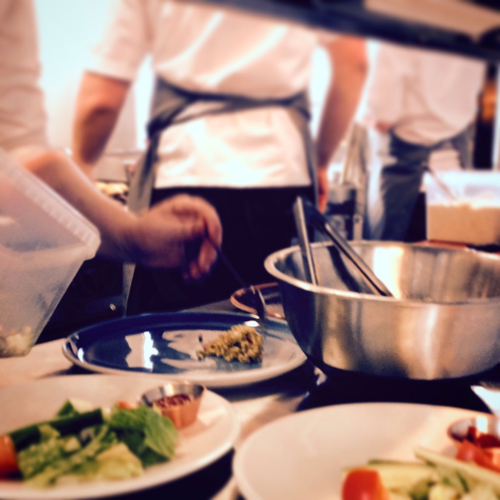 Við bjóðum upp á vandaðan mat, úr fyrsta flokks hráefni. mathus@mathus.is / S: 571 3775