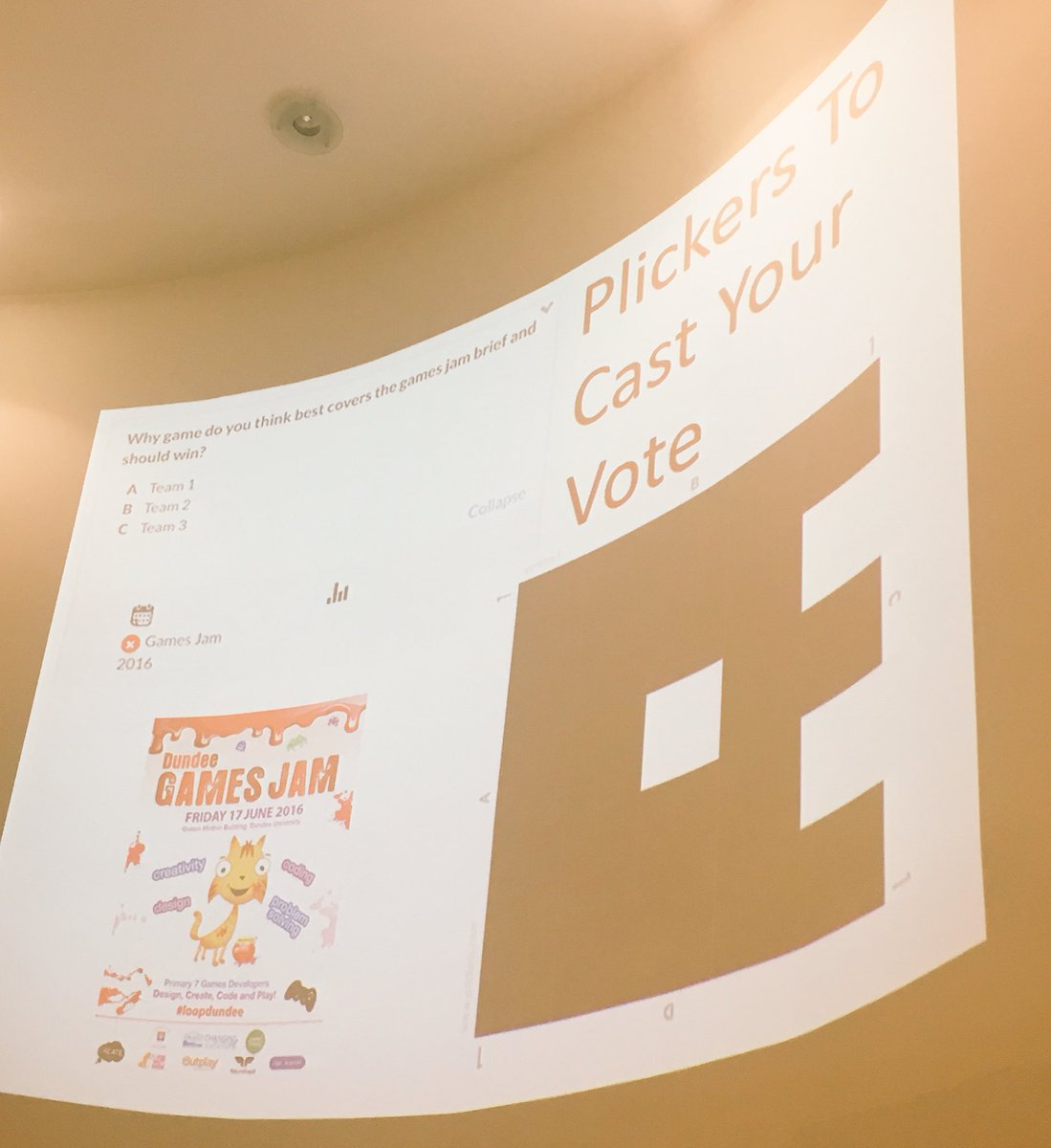 LouiseE_Foreman's tweet photo. A great voting system @lookwhatjendid for #loopdundee #gamesjam2016 Such passion &amp; dedication to inspire learners 👍🏼 https://t.co/GwILKAVa5f