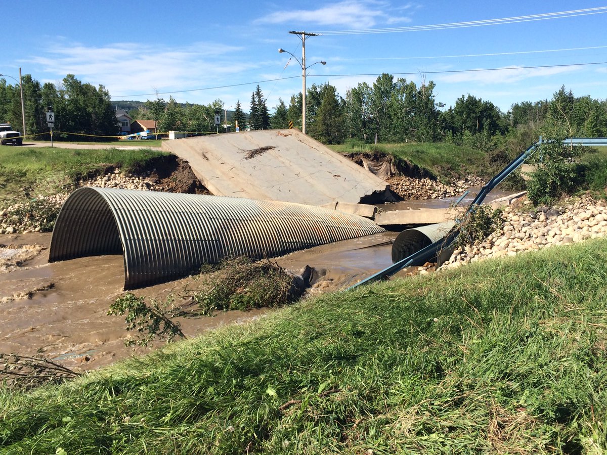10DLight99's tweet photo. Sunny sky in #ydq but 15th Street bridge has seen better days. #mortaled https://t.co/dPQJKSrskl