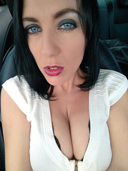 Mya en bo&icirc;te de nuit !!! Une premi&egrave;re mes ch&eacute;ris surtout pour @JacquieMichelX  H&acirc;te de faire la f&ecirc;te<a href="/tag/sexy"class="tags"><span>#sexy</span></a><a href="/tag/hot"class="tags"><span>#hot</span></a><a href="/tag/shows"class="tags"><span>#shows</span></a>