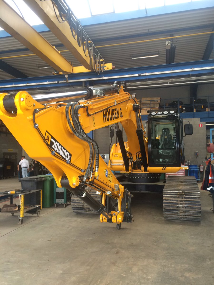 LubecoreEurope's tweet photo. @JCBmachines JS260LC excavator with #LUBECORE https://t.co/YIaq0yFpsL