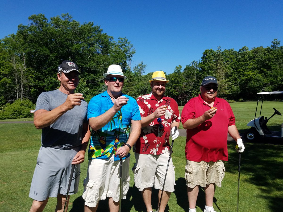 JumpinRader's tweet photo. #golfin w bros https://t.co/hiRfcUj8GP